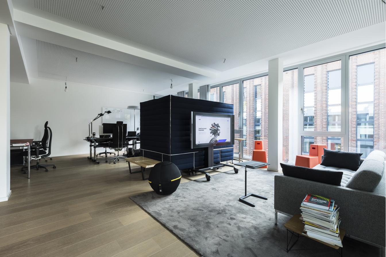 Open-Space-Bürofläche von Xient mit Arbeitsplätzen und Lounge