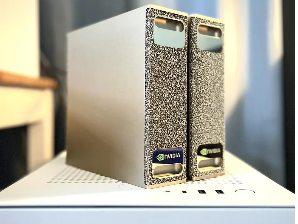 Zwei kompakte NVIDIA DGX Spark KI-Rechner auf einem Schreibtisch