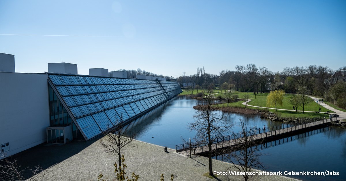 Wissenschaftspark Gelsenkirchen: die gläserne Solar-Arkade am See