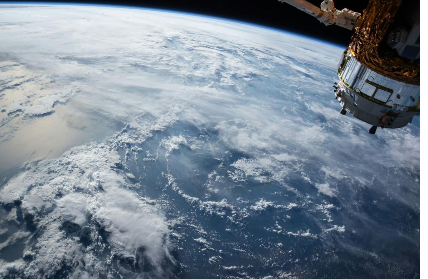 Blick aus dem Orbit auf die Erde mit Satellit