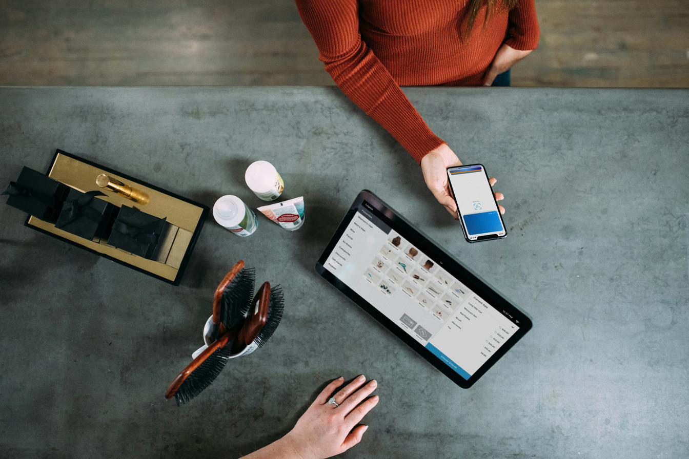 Person arbeitet am Tablet mit einer Geschäftsanwendung